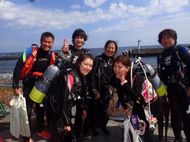 4人以上の参加者の集合写真