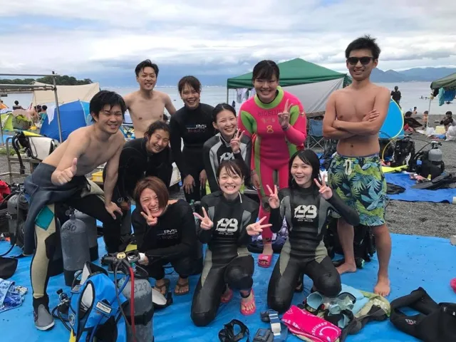4人以上の参加者の集合写真