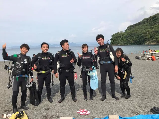 4人以上の参加者の集合写真