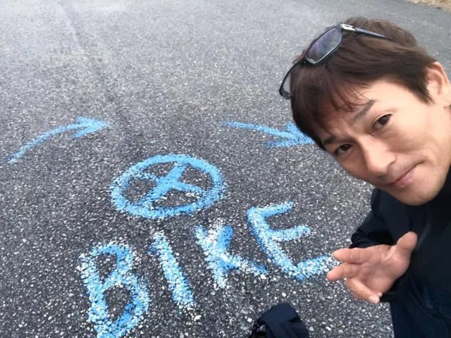 地面に描いたダイビングの文字と参加者