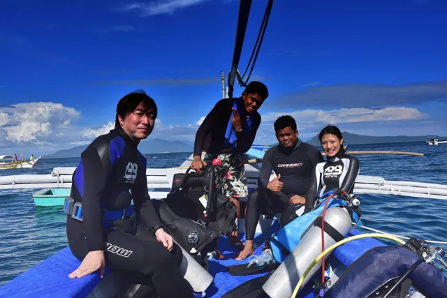 Philippines Mindoro Island Sabang Beachchでの4人以上の参加者の集合写真
