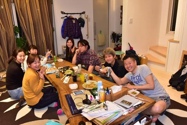 4人以上の参加者の集合写真