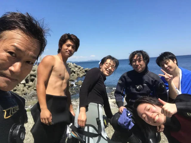 江之浦ダイビングサービス　　ａｑｕａｌａｎｄでの4人以上の参加者の集合写真