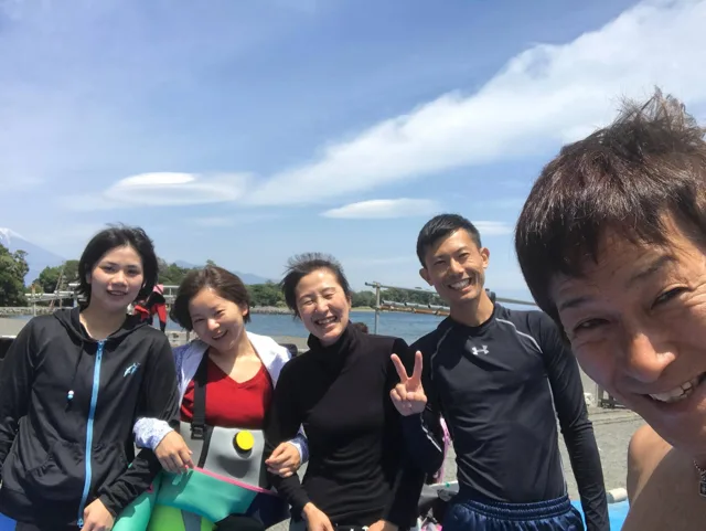 伊豆・大瀬崎でのダイビング：4人以上の参加者の集合写真