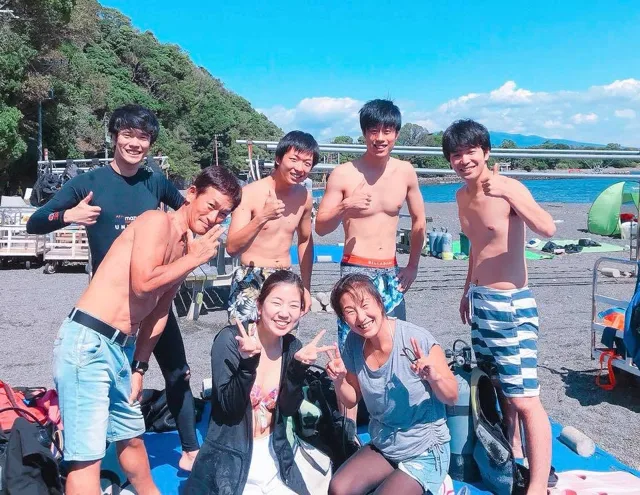 伊豆・大瀬崎でのダイビング:4人以上の参加者の集合写真