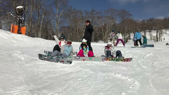 たんばらスキーパークでのスキーツアー:雪山で集まった参加者