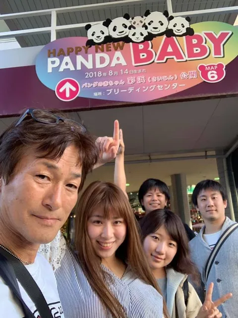 アドベンチャーワールド（Adventure world）での4人以上の参加者の集合写真