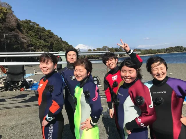 伊豆・大瀬崎でのダイビング：4人以上の参加者の集合写真