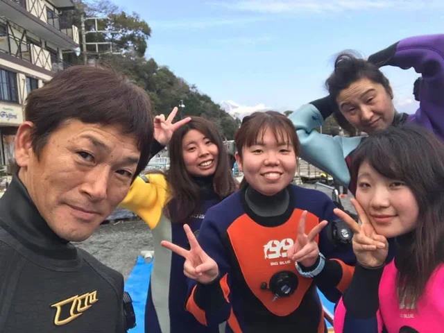 4人以上の参加者の集合写真