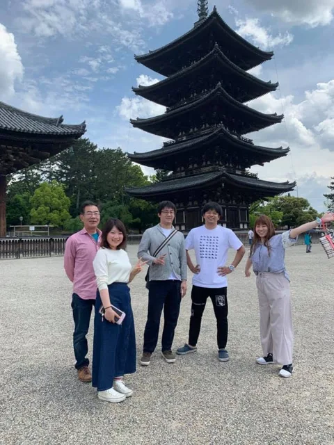 東大寺大仏殿 / Tōdai-Ji Great Buddha Hall（Daibutsu-den）での4人以上の参加者の集合写真