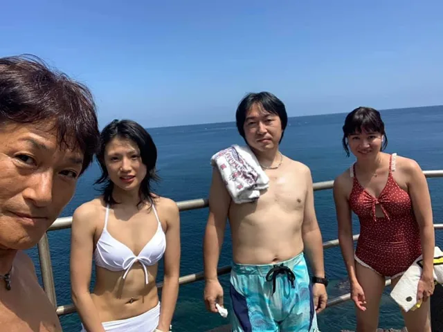 伊豆・富戸ダイビングサービスでのダイビング：4人以上の参加者の集合写真
