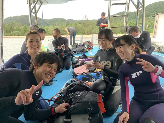 4人以上の参加者の集合写真
