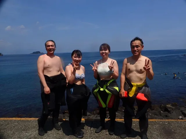 伊豆・川奈ダイビングサービスでのダイビング：4人以上の参加者の集合写真