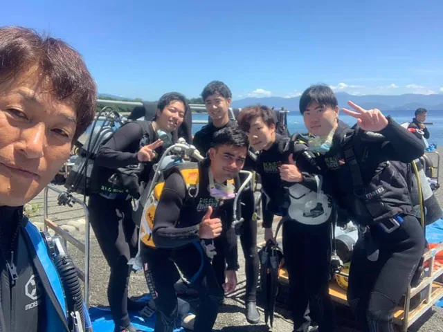 4人以上の参加者の集合写真