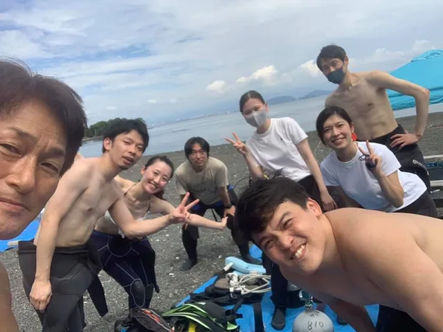 伊豆・大瀬崎でのダイビング講習：4人以上の参加者の集合写真