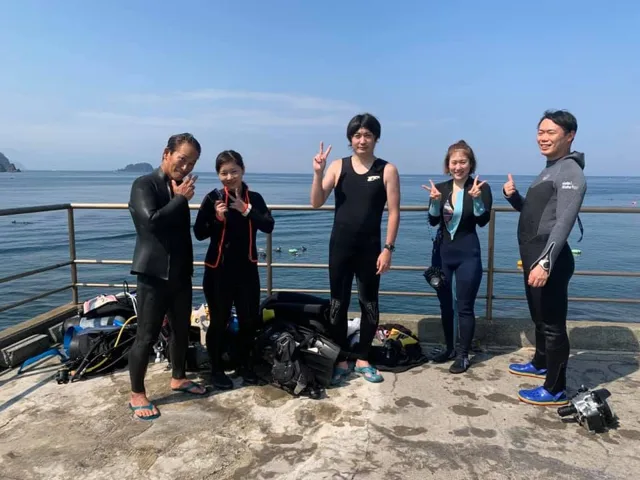 4人以上の参加者の集合写真
