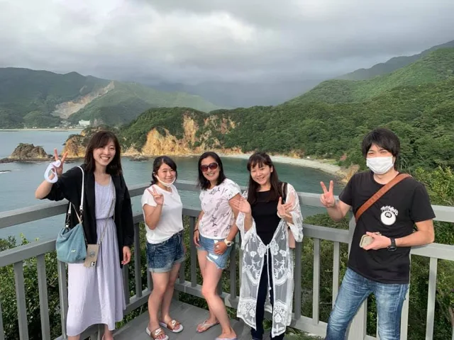 黃金崎での4人以上の参加者の集合写真