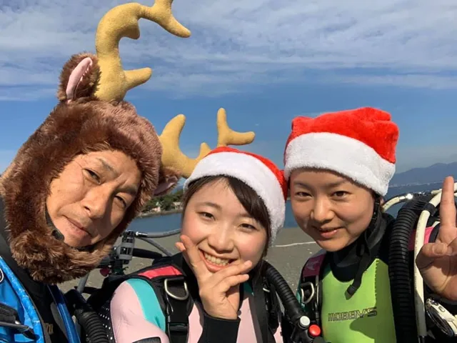 伊豆・大瀬崎でのダイビング：クリスマスの衣装を着けたダイバー