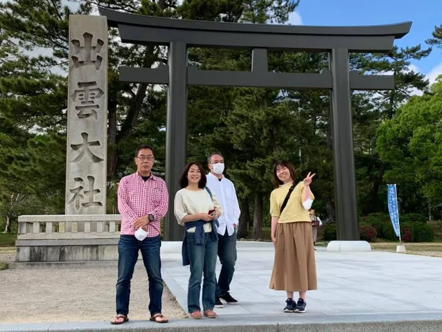 出雲大社での4人以上の参加者の集合写真
