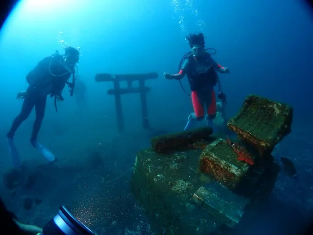 伊豆・大瀬崎でのダイビング：水中の鳥居付近で潜るダイバー