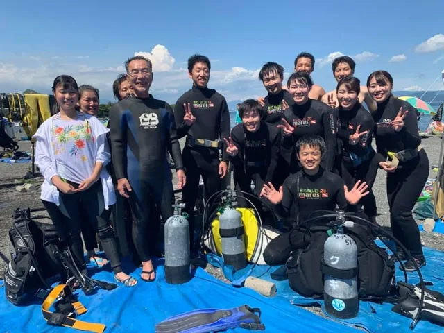 伊豆・大瀬崎でのダイビング:4人以上の参加者の集合写真