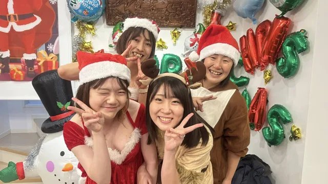 クリスマスの衣装を着た参加者の集合写真