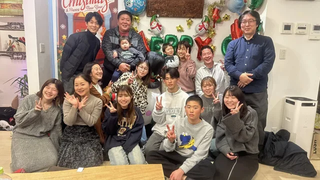 クリスマスの衣装を着た参加者の集合写真