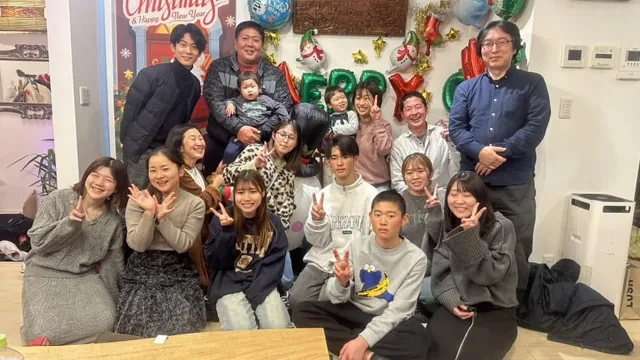 クリスマスの衣装を着た参加者の集合写真