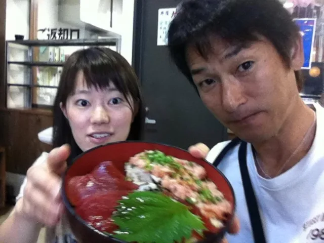 ダイビングの帰りにマグロ丼を楽しむ2人