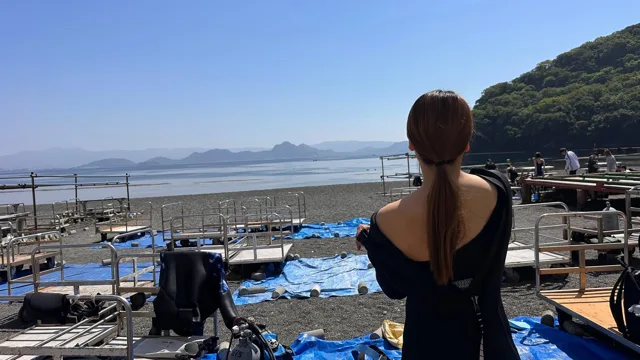伊豆・大瀬崎でのダイビング講習：海辺でダイビング器材を準備する講習参加者