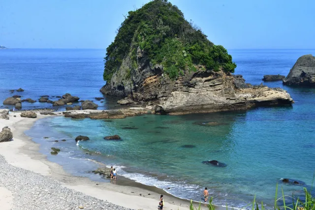 場所未確認でのシュノーケリングポイントの岩場と透明な海