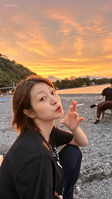 伊豆・大瀬崎でのダイビング：伊豆・大瀬崎のお泊まりダイビングツアーで、夕焼けの浜辺で休憩する参加者