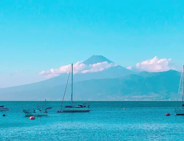 静岡県沼津市・内浦三津での海からの帰り道、沼津市内浦三津で見た富士山とヨットの浮かぶ海