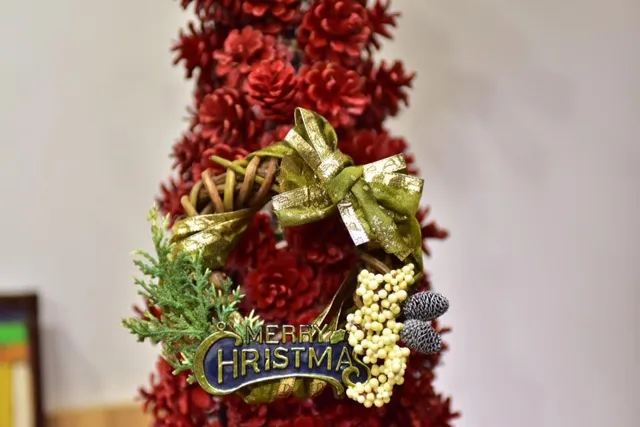BIG BLUEの店内に飾る手作りのクリスマスリース