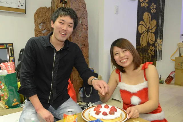 いよいよクリスマス！！クリスマスパーティーでのクリスマスパーティーでケーキを囲む仲間