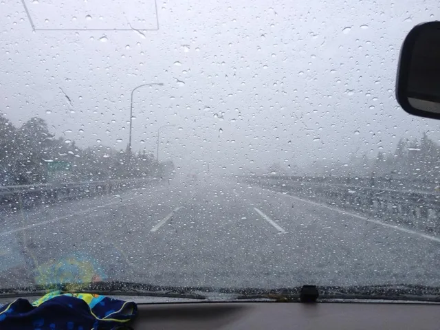 東名高速（大瀬崎への移動途中）での雨の東名高速を大瀬崎に向けて移動中の風景
