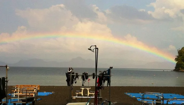 伊豆・大瀬崎でのダイビング講習：ダイビング講習後の大瀬崎の海にかかる虹