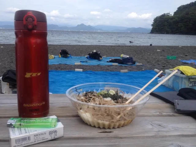 伊豆・大瀬崎でのダイビング：大瀬崎の海を眺めながら食べる昼食