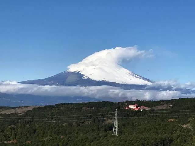 静岡県三島市・三島スカイウォークでの三島スカイウォーク付近から望む雪化粧の富士山