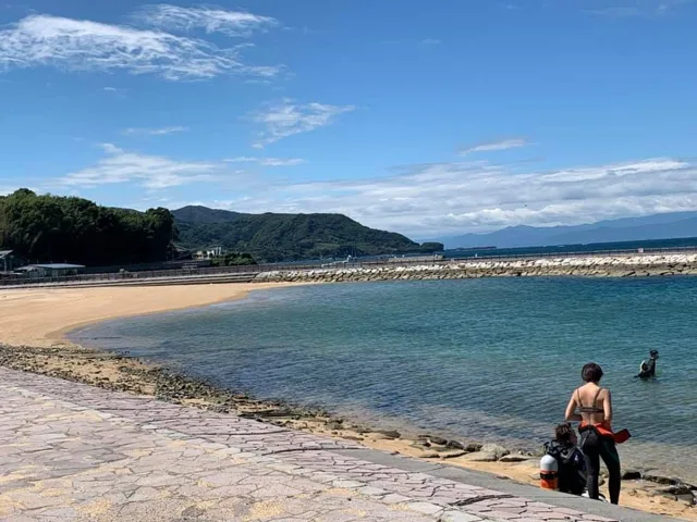 静岡県沼津市・らららダイビングスポットでのらららダイビングスポットの海辺で器材を準備するダイバー