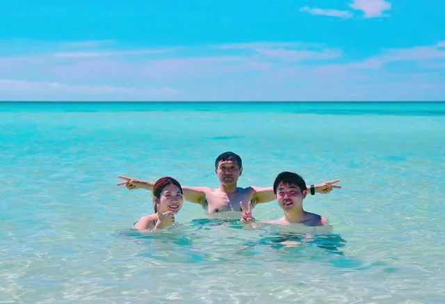 沖縄県・宮古島での宮古島ツアーで透明な浅瀬の海に集まった3人の参加者