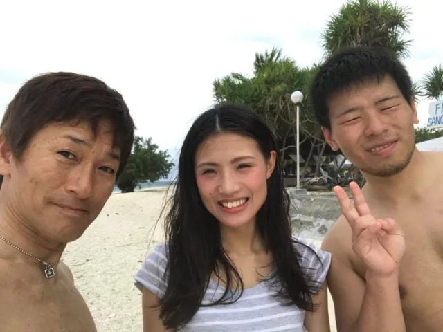 フィリピン・ボホール州の浜辺で並んだバリカサグツアーの3人の参加者