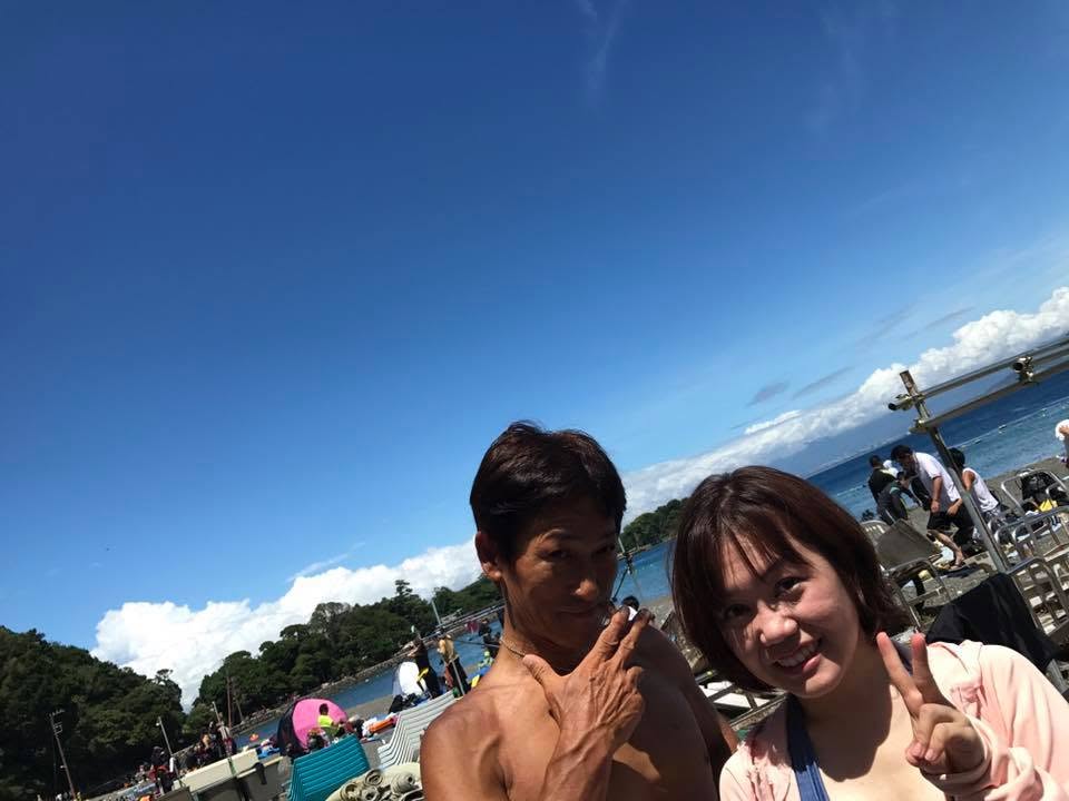 2017年8月25日(投稿日) / ダイビングツアーの海辺で記念撮影する2人の参加者(元アルバムから推定)(元アルバム:2017年8月海)