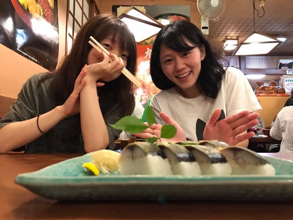 2017年8月25日(投稿日) / 海のツアーの食事で握り寿司を前に笑う2人の参加者(元アルバムから推定)(元アルバム:2017年8月海)