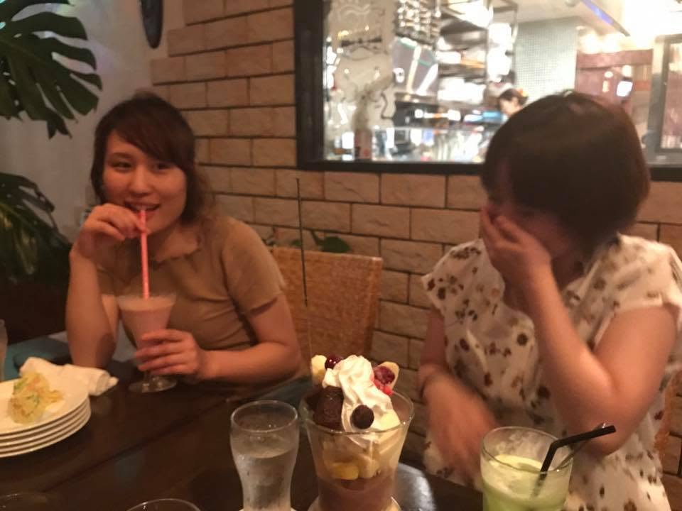 2017年8月25日(投稿日) / 海のツアー中の休憩で飲み物とパフェを楽しむ2人の参加者(元アルバムから推定)(元アルバム:2017年8月海)