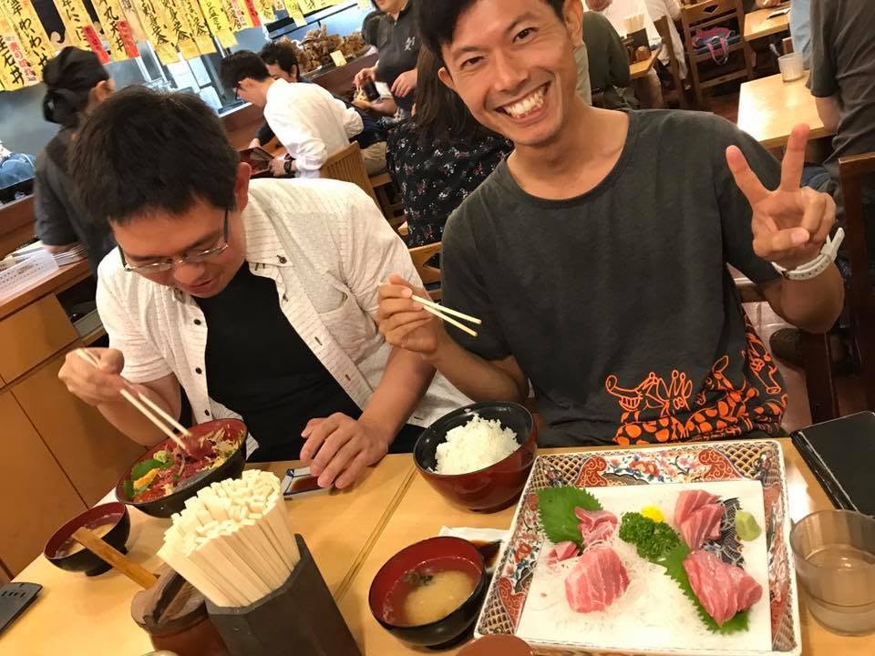 2017年8月25日(投稿日) / 海のツアーの食事で海鮮丼と定食を楽しむ2人の参加者(元アルバムから推定)(元アルバム:2017年8月海)