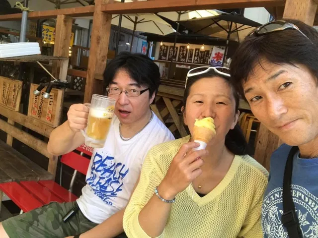 神奈川県小田原市・早川漁港での福浦でのダイビング後、早川漁港で飲み物とアイスを楽しむ3人の参加者