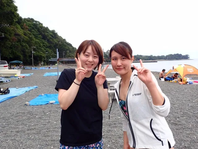 ダイビングツアーの海辺で並ぶ2人の参加者(元アルバムから推定)