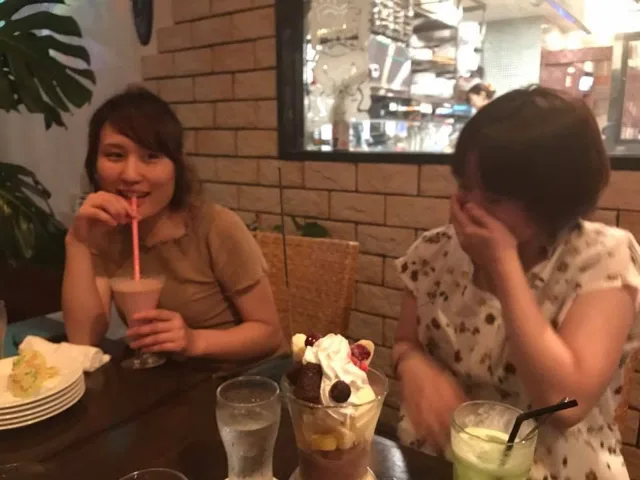 海のツアー中の休憩で飲み物とパフェを楽しむ2人の参加者(元アルバムから推定)