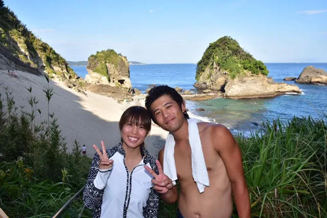 静岡県下田市・田牛海岸での雲見ツアー中、田牛の海岸と岩を背景に並ぶ2人の参加者